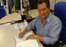 Nova Laranjeiras - O prefeito realizou na manh&atilde; dessa segunda, dia 18, a entrega dos cheques aos finalistas do Campeonato Municipal de Veteranos e de Base