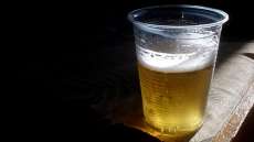 Venda de bebida alco&oacute;lica a menores de 18 anos passar&aacute; a ser crime