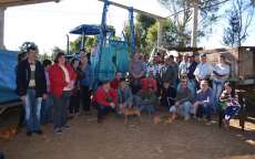 Pinh&atilde;o - Prefeitura entrega de implementos agr&iacute;colas para as comunidades de Guarapuavinha e Faxinal dos Albinos