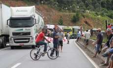 Greve dos caminhoneiros j&aacute; esvazia prateleiras no Paran&aacute;