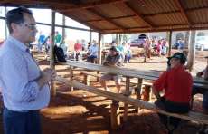 Rio Bonito - Prefeito participa de reuni&atilde;o com comunidade 10 de Maio