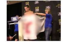 Campe&atilde; de MMA, Miesha Tate fica nua para bater o peso para o UFC 200. Veja o v&iacute;deo