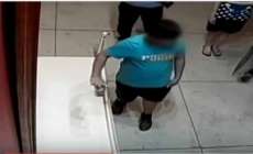 Menino em visita &agrave; museu trope&ccedil;a e rasga pintura de US$ 1, 5 milh&atilde;o. Assista