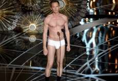 Apresentador do Oscar 2015 fica de cueca no palco