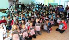 Rio Bonito - Estudantes da rede p&uacute;blica recebem mochilas