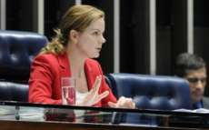 Gleisi Hoffmann prop&otilde;e que Michel Temer renuncie ao cargo