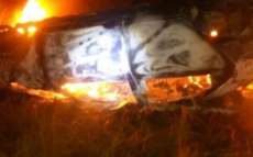 Carro capota em rodovia, pega fogo e carregamento de droga &eacute; destru&iacute;do