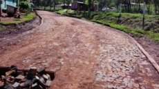Goioxim &ndash; Prefeito Elias autoriza o in&iacute;cio das obras do cal&ccedil;amento com pedras irregulares na Vila Lara