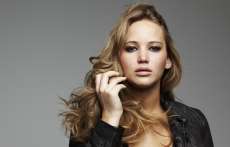 Atriz de Jogos Vorazes, Jennifer Lawrence posa para revista nua, apenas com cobra