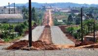 Laranjeiras - Obras de pavimentação da Santos Dumont avançam pelos bairros São Francisco e Monte Castelo