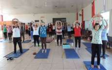 Cand&oacute;i - Idosos fazem exerc&iacute;cios f&iacute;sicos gratuitamente com fisioterapeuta