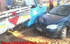 Rio Bonito - Caminhonete bate em ve&iacute;culo estacionado