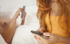 Uma em cada dez pessoas checa o celular durante o sexo