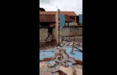 No Paran&aacute;, muro cai em cima de pedreiro. Veja o v&iacute;deo do momento do acidente
