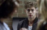 'Rock Story': L&eacute;o flagra Diana e Gui aos beijos