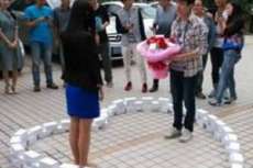 Jovem gasta US$ 79 mil para pedir namorada em casamento