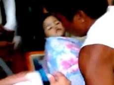 Garota de 3 anos, supostamente &ldquo;morta&rdquo;, acorda em seu pr&oacute;prio funeral - Veja o v&iacute;deo