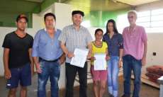 Pinh&atilde;o - Prefeitura entrega materiais para reforma da f&aacute;brica de bolachas