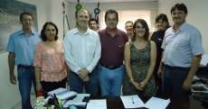 Prefeito Cassol, chefe no N&uacute;cleo Vander Piaia e demais convidados presentes no ato da assinatura das ordens de servi&ccedil;o.