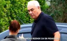 Sem saber que era uma pegadinha, Marcelo Rezende amea&ccedil;a homem com faca. Assista