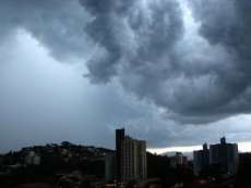 Paran&aacute; fica em alerta de risco elevado para temporais