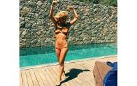 Atriz Carolina Dieckmann posa na piscina e foto divide opiniões na internet
