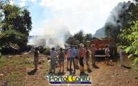 Laranjeiras - Incêndio destrói residência e veículos. Veja reportagem completa