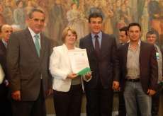 a Prefeita de Catanduvas Noeli S. Moura, ladeada pelo Governador Beto Richa, vereador Jo&atilde;o Paulo Moura e o Deputado Estadual Nereu Moura