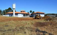 Pinh&atilde;o - Secretaria de Obras realiza limpeza do p&aacute;tio da escola Nova Divin&eacute;ia