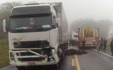 Tr&ecirc;s caminh&otilde;es e dois carros se envolvem em acidente na BR-280