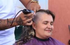 &Uacute;nica mulher entre volunt&aacute;rios, oficial fica careca para 'recado' contra o c&acirc;ncer