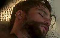 'Sol Nascente': Mario &eacute; resgatado na praia ap&oacute;s pular do penhasco para fugir de bandido