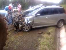 Rio Bonito - Acidente na BR 158, Peugeot 307 bateu no eixo do caminh&atilde;o de combust&iacute;vel