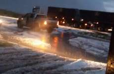 Granizo acumula em rodovia e causa acidente. Veja o v&iacute;deo!
