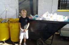 Garoto de 7 anos cria empresa de reciclagem e doa lucro para crian&ccedil;as sem-teto