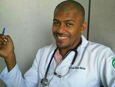 Com livros achados no lixo, morador do Distrito Federal aprende a ler e se torna m&eacute;dico