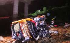 &Ocirc;nibus de turismo cai de ponte na BR-376 e deixa seis mortos na Regi&atilde;o Metropolitana de Curitiba