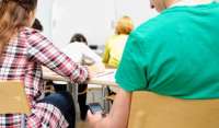 Celular durante aula pode ser proibido em escolas públicas do PR