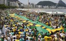 Manifestantes fazem atos em favor do impeachment pelo Brasil