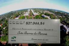 Tr&ecirc;s Barras - Em Curitiba, prefeito recebe cheque do governo do Estado