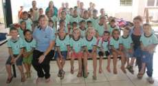 Porto Barreiro - Administra&ccedil;&atilde;o Municipal atrav&eacute;s da Secretaria de Educa&ccedil;&atilde;o distribui novas camisetas de uniforme para as escolas e Creche municipal