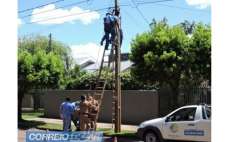 No Paran&aacute;, trabalhador desmaia e fica &lsquo;pendurado&rsquo; em poste de energia el&eacute;trica