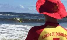 Bombeiros treinam surfistas para salvamentos