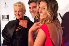Decotada, Sasha posa com Xuxa e Junno Andrade em evento em Miami