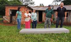Catanduvas - Moradores que foram atingidos por granizo recebem telhas de fibrocimento