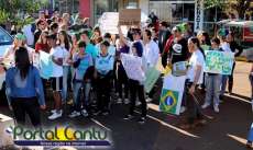 Quedas - Neste s&aacute;bado dia 22 continuaram as manifesta&ccedil;&otilde;es pela cidade