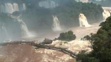 Vaz&atilde;o das Cataratas do Igua&ccedil;u est&aacute; quatro vezes acima do normal