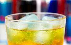 Saiba por que &aacute;lcool e energ&eacute;tico podem ser uma mistura perigosa