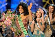 A paranaense Raissa Santana &eacute; recebida como hero&iacute;na e desfila em carro aberto na cidade de Umuarama