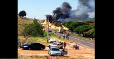 Em Umuarama caminh&atilde;o carregado de combust&iacute;vel tomba e provoca inc&ecirc;ndio